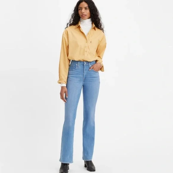 725 HIGH RISE BOOTCUT WOMEN'S JEANS Zip Fly Light Wash Size (2) 26”X30”